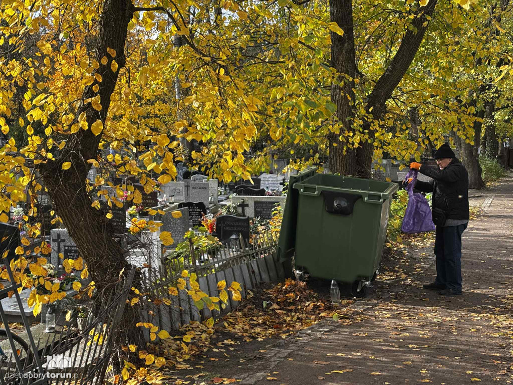 Przygotowania do 1 listopada na cmentarzu św. Jerzego