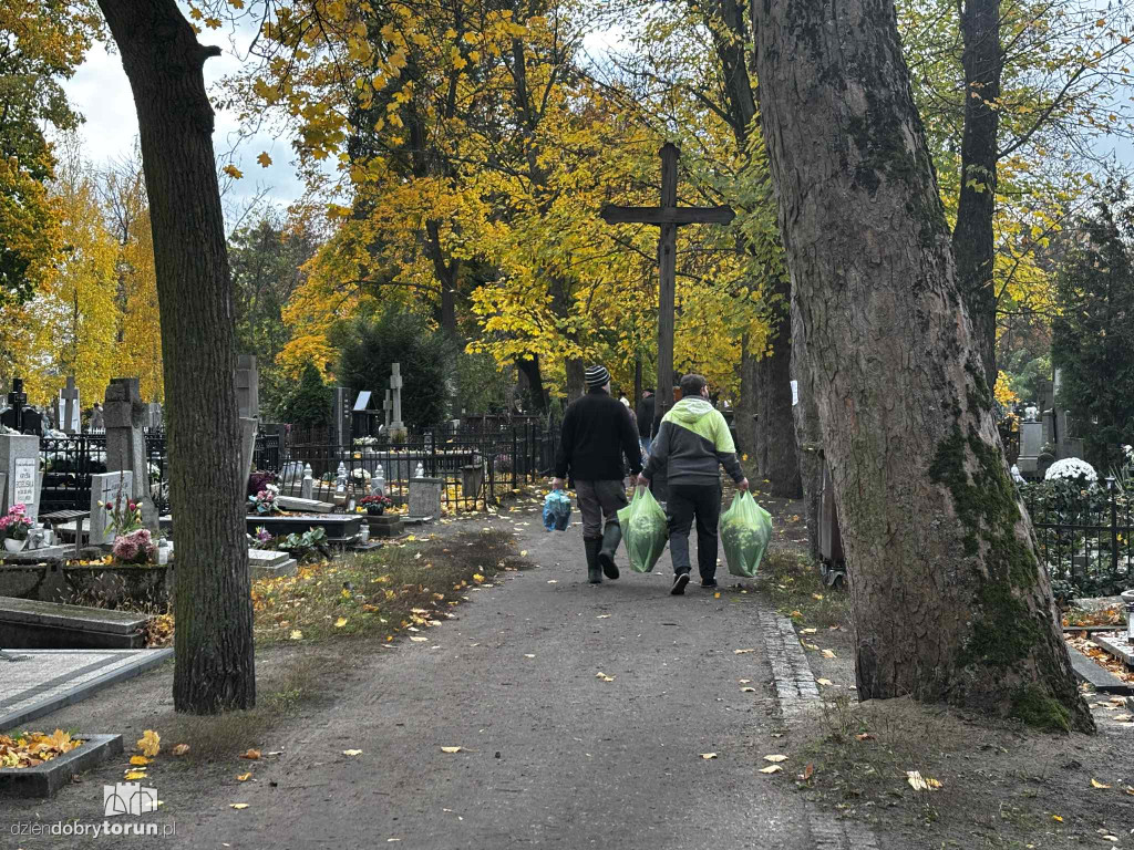 Przygotowania do 1 listopada na cmentarzu św. Jerzego