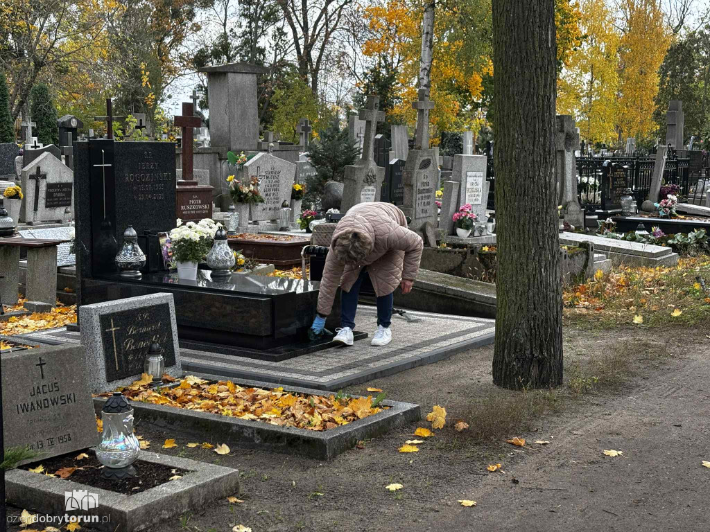 Przygotowania do 1 listopada na cmentarzu św. Jerzego