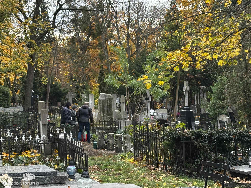 Przygotowania do 1 listopada na cmentarzu św. Jerzego