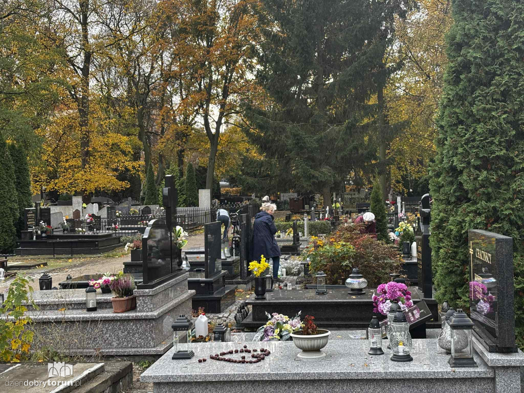 Przygotowania do 1 listopada na cmentarzu św. Jerzego