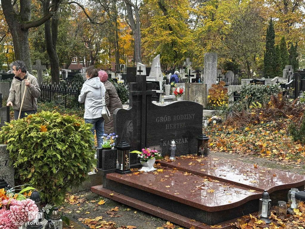 Przygotowania do 1 listopada na cmentarzu św. Jerzego