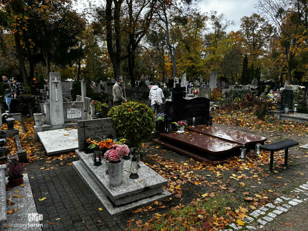 Przygotowania do 1 listopada na cmentarzu św. Jerzego