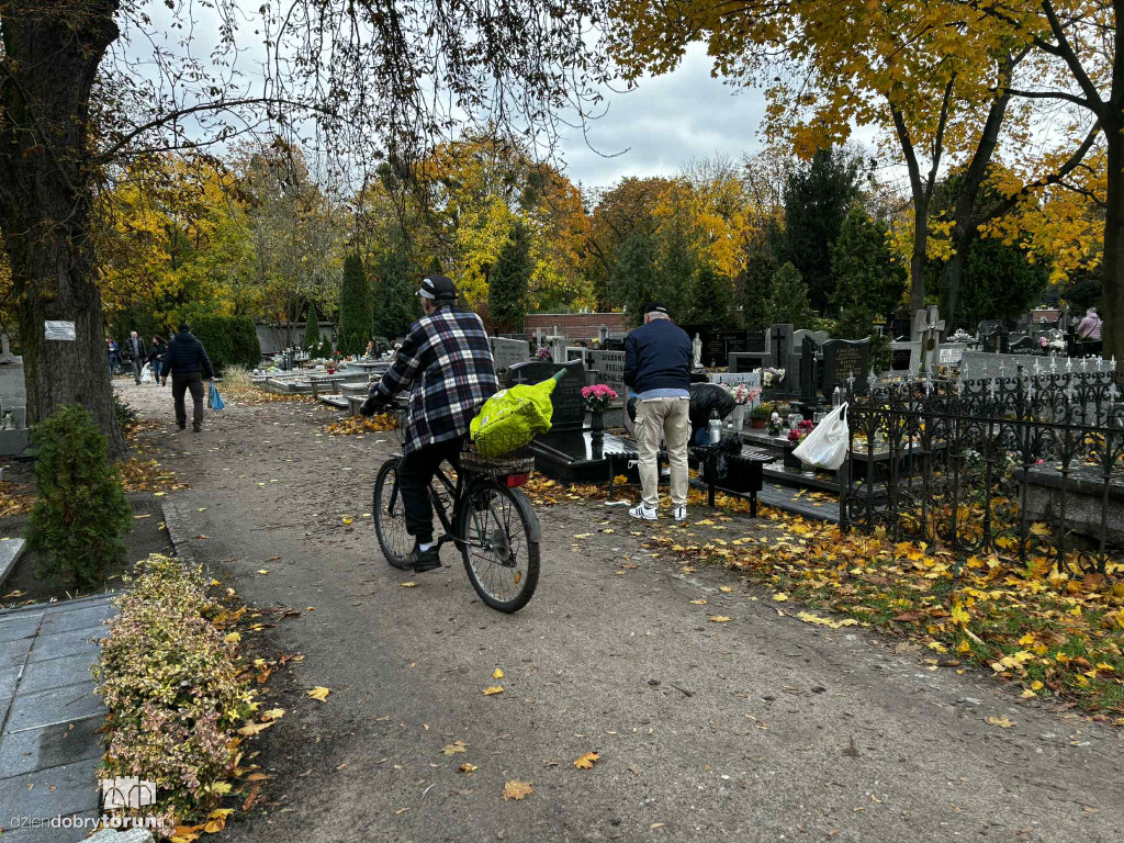 Przygotowania do 1 listopada na cmentarzu św. Jerzego