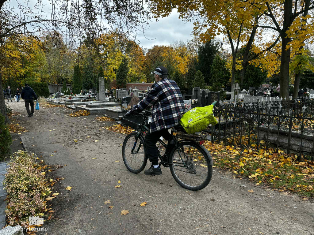 Przygotowania do 1 listopada na cmentarzu św. Jerzego