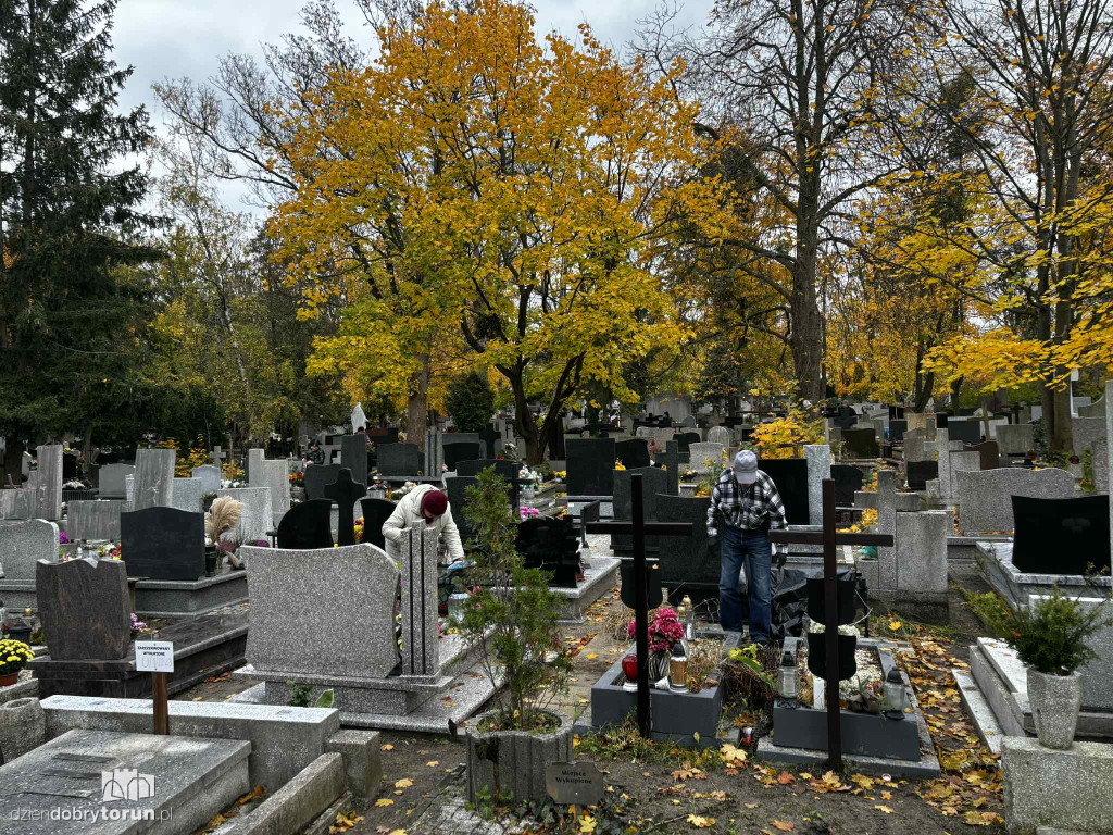 Przygotowania do 1 listopada na cmentarzu św. Jerzego