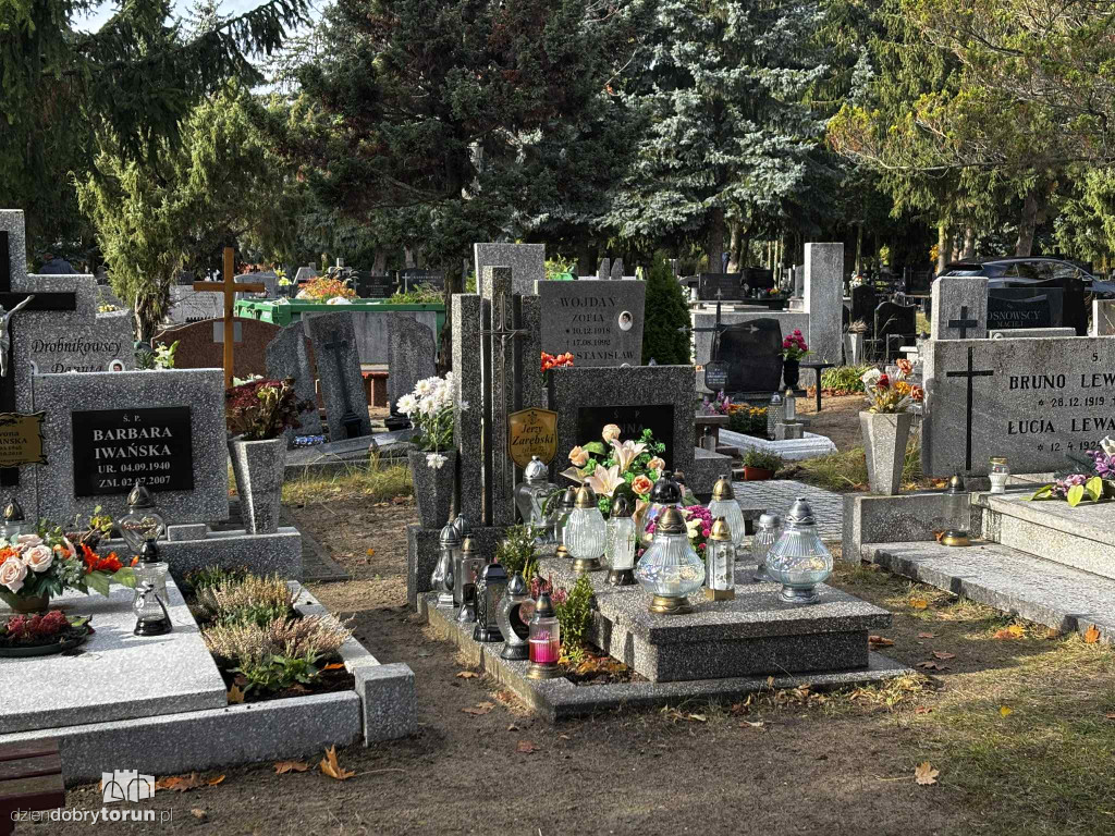 Cmentarz Centralny przed Dniem Wszystkich Świętych