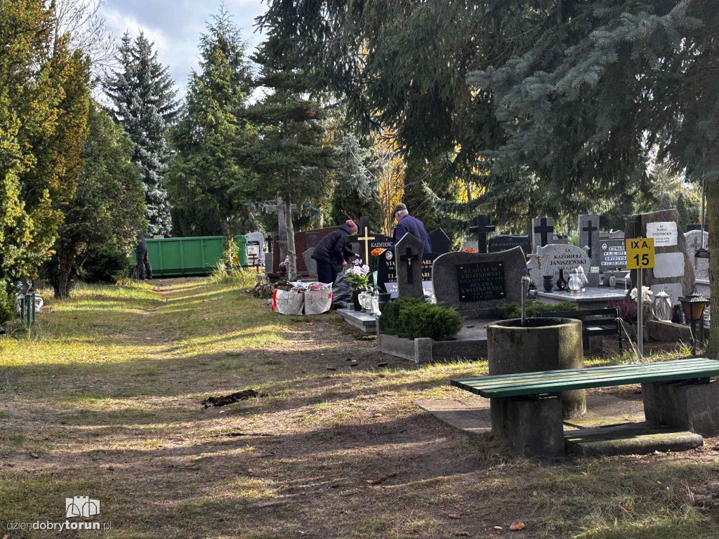 Cmentarz Centralny przed Dniem Wszystkich Świętych