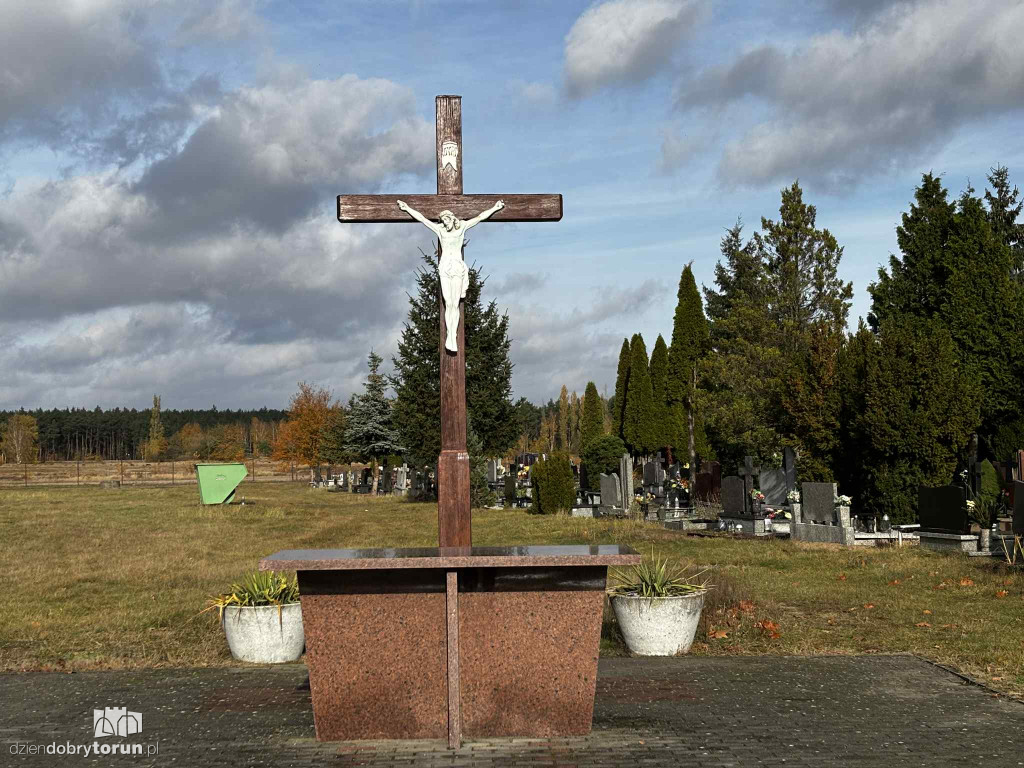 Cmentarz Centralny przed Dniem Wszystkich Świętych