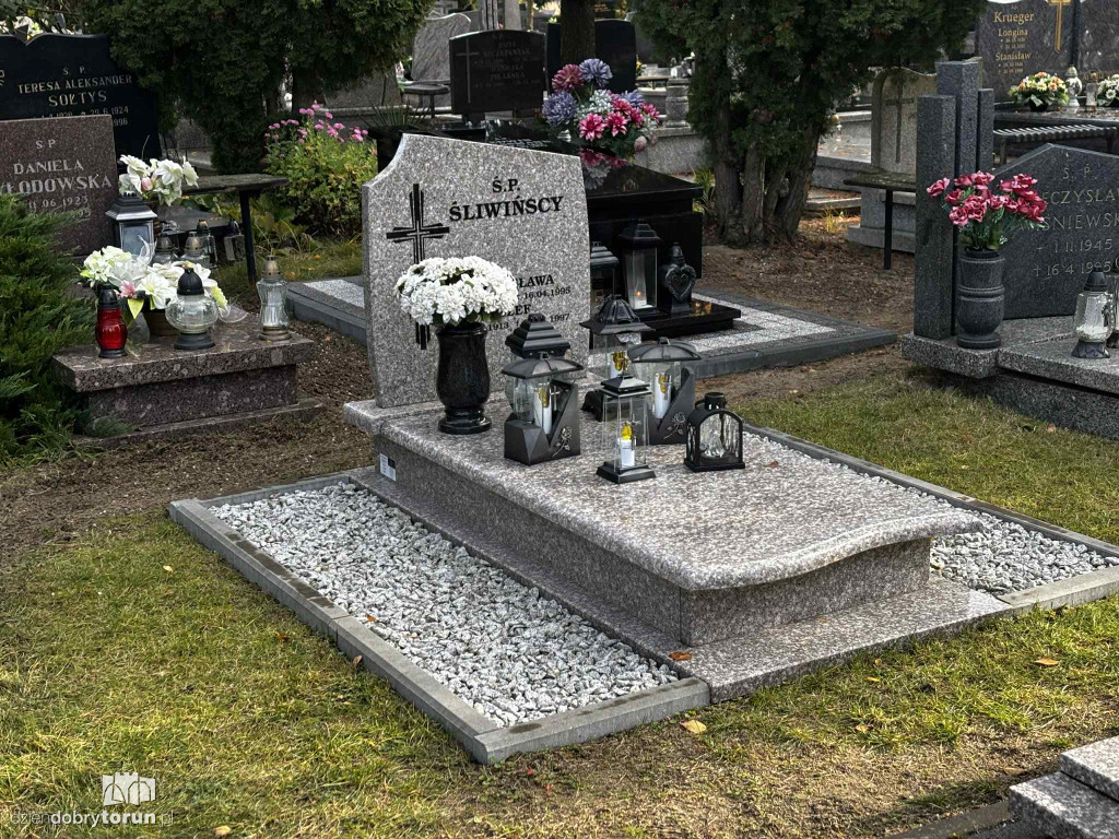 Cmentarz Centralny przed Dniem Wszystkich Świętych