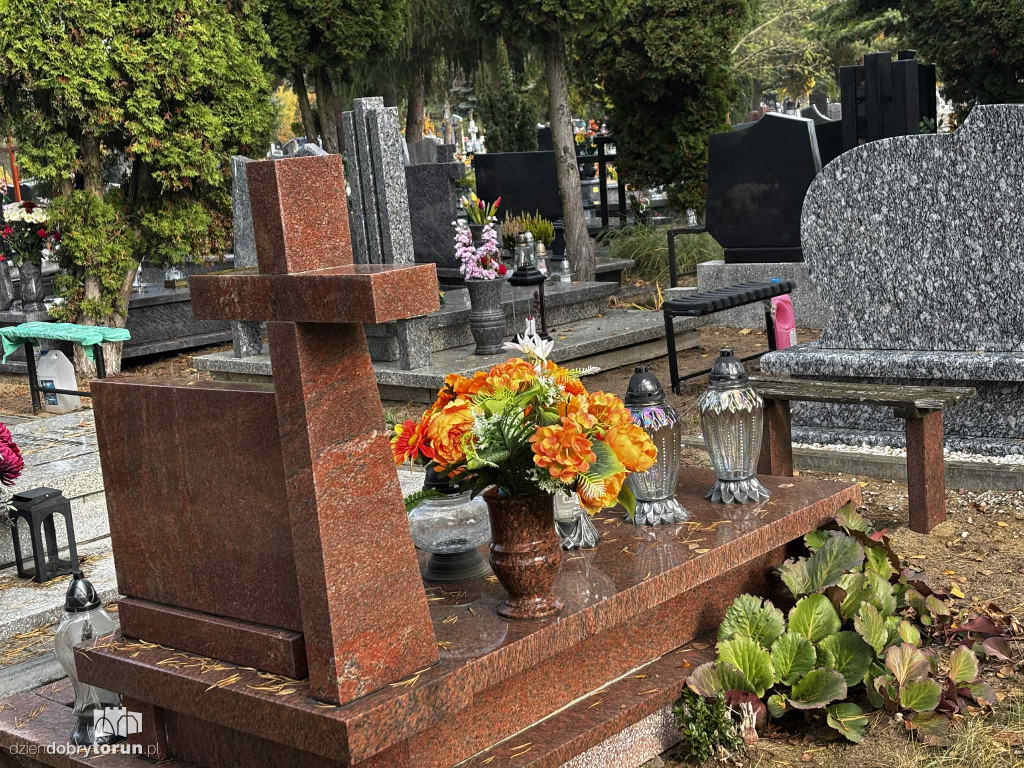 Cmentarz Centralny przed Dniem Wszystkich Świętych