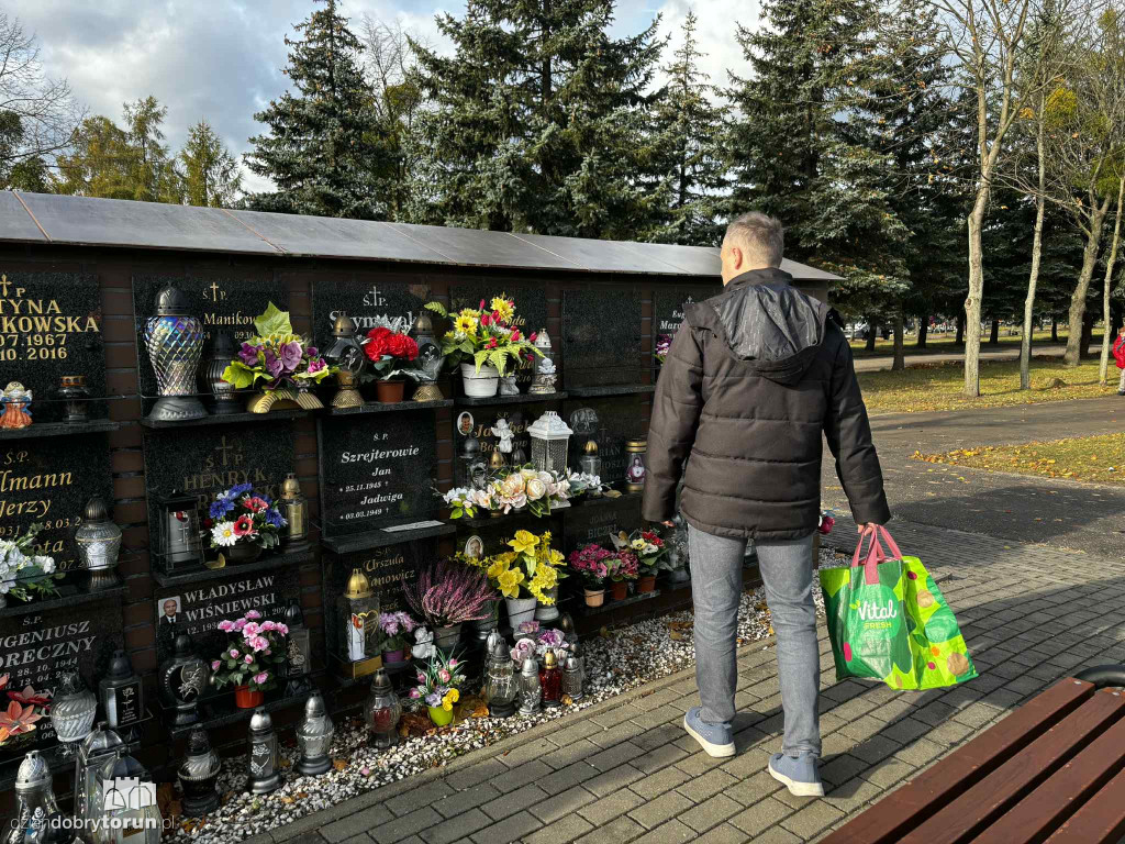 Cmentarz Centralny przed Dniem Wszystkich Świętych