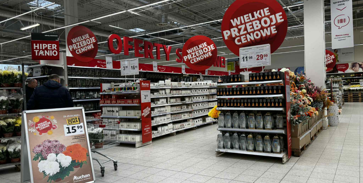 Wszystkich Świętych a popularny hipermarket. Jak z cenami?