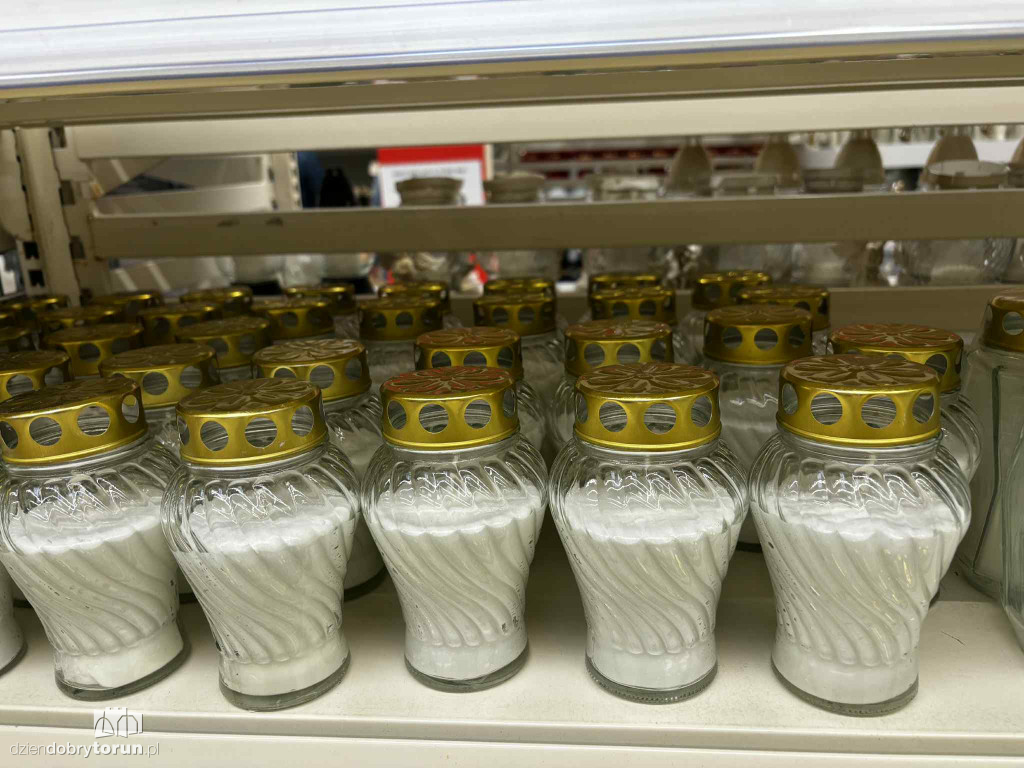 Wszystkich Świętych a popularny hipermarket. Jak z cenami?