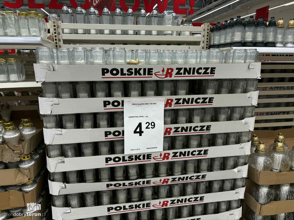 Wszystkich Świętych a popularny hipermarket. Jak z cenami?