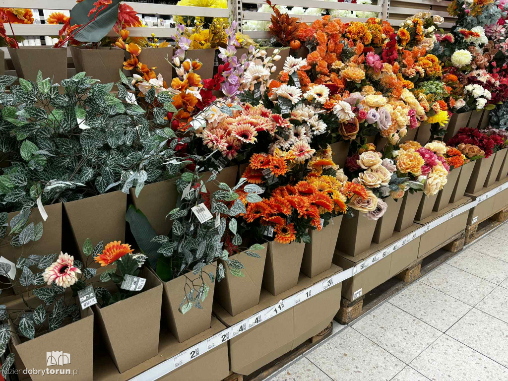 Wszystkich Świętych a popularny hipermarket. Jak z cenami?