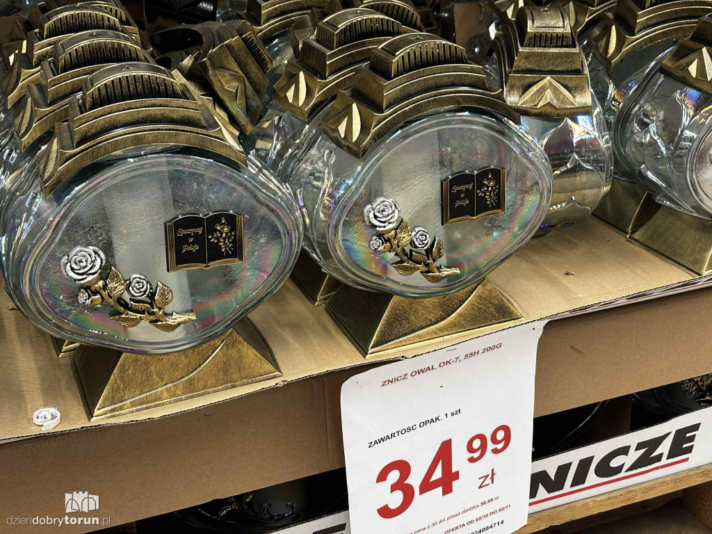 Wszystkich Świętych a popularny hipermarket. Jak z cenami?