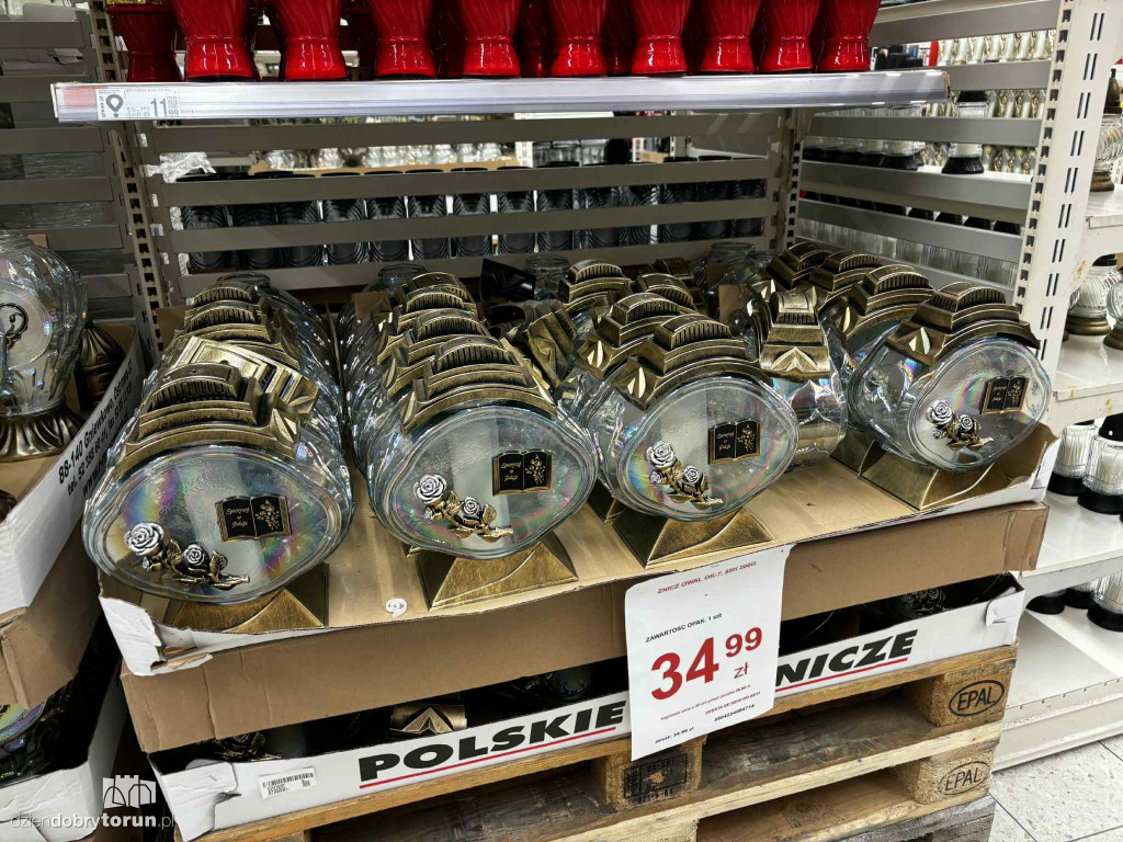 Wszystkich Świętych a popularny hipermarket. Jak z cenami?
