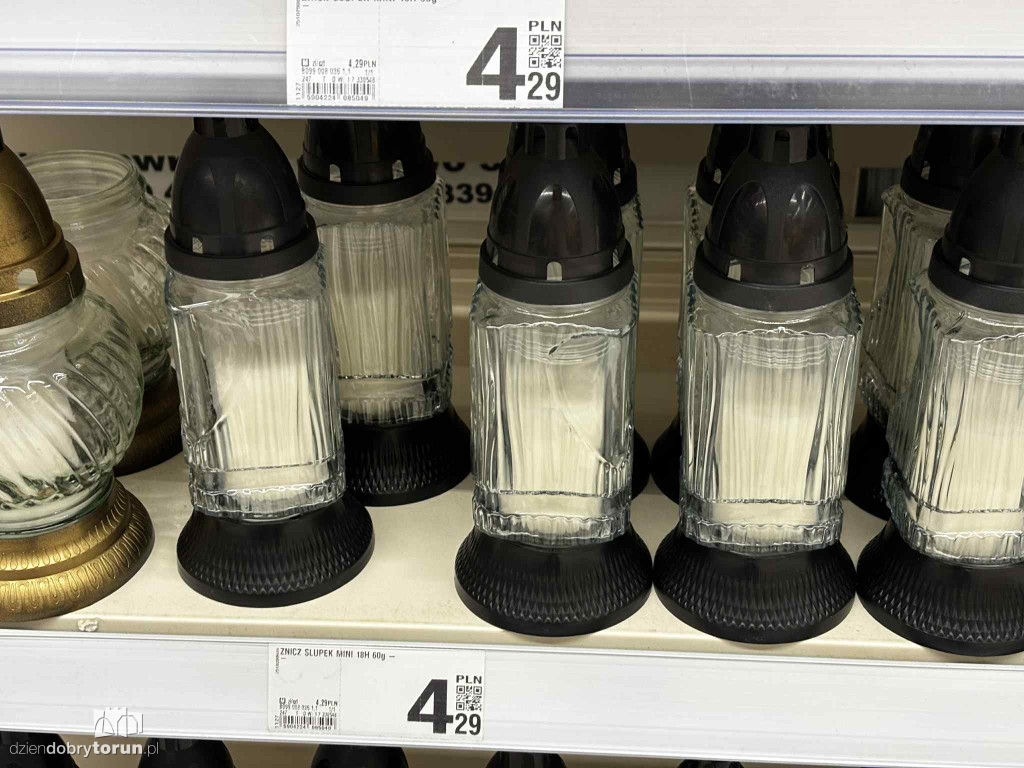 Wszystkich Świętych a popularny hipermarket. Jak z cenami?