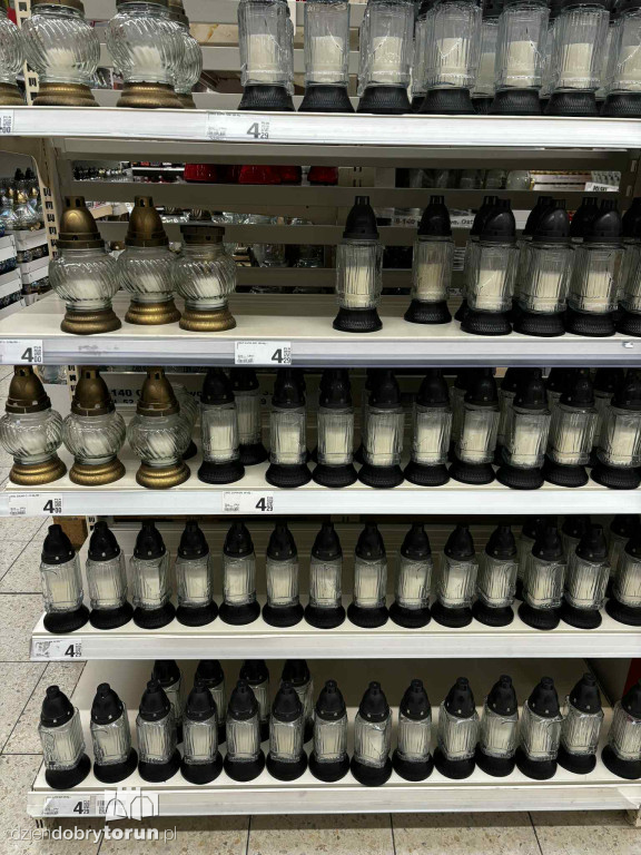 Wszystkich Świętych a popularny hipermarket. Jak z cenami?