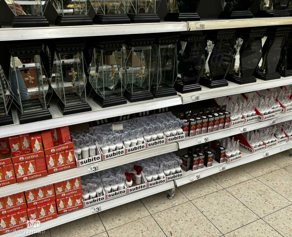 Wszystkich Świętych a popularny hipermarket. Jak z cenami?