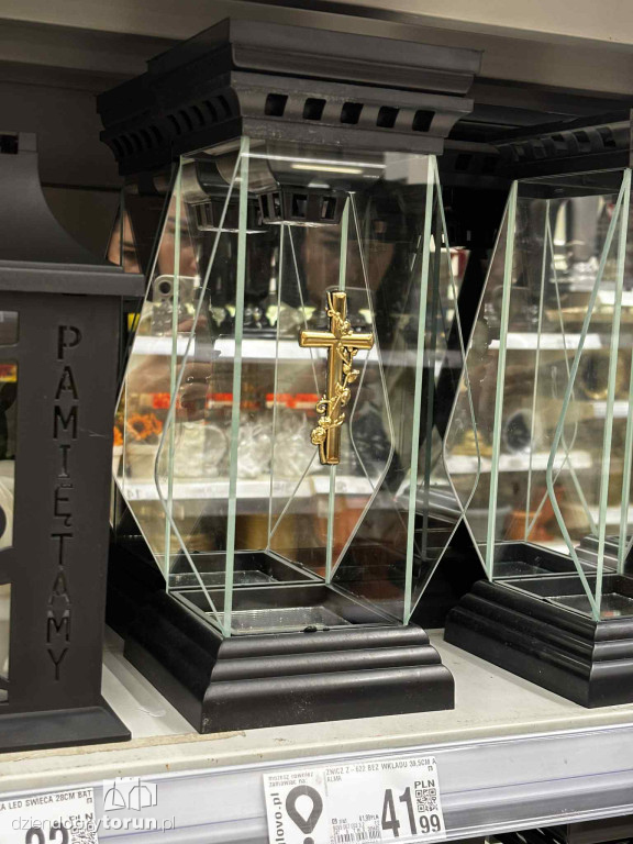 Wszystkich Świętych a popularny hipermarket. Jak z cenami?