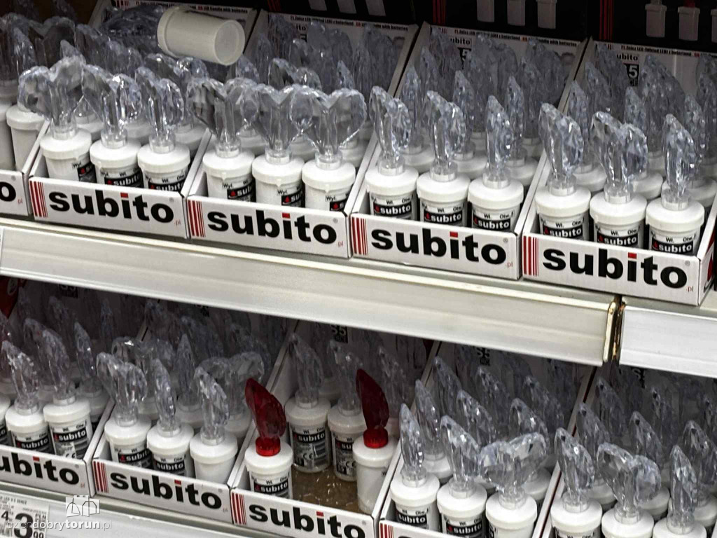 Wszystkich Świętych a popularny hipermarket. Jak z cenami?