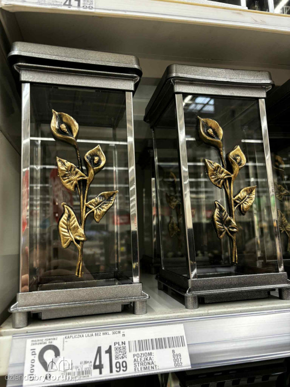 Wszystkich Świętych a popularny hipermarket. Jak z cenami?