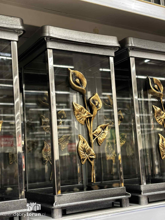 Wszystkich Świętych a popularny hipermarket. Jak z cenami?