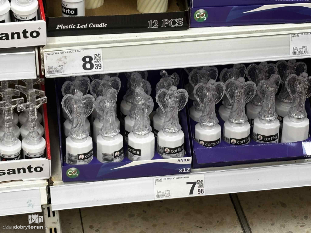 Wszystkich Świętych a popularny hipermarket. Jak z cenami?
