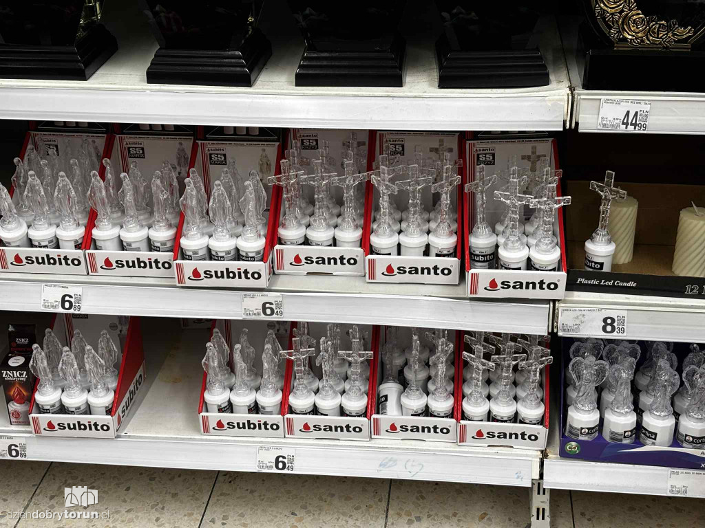 Wszystkich Świętych a popularny hipermarket. Jak z cenami?