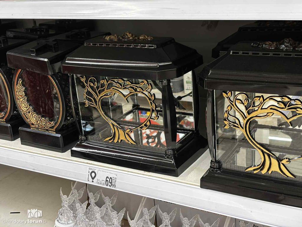 Wszystkich Świętych a popularny hipermarket. Jak z cenami?