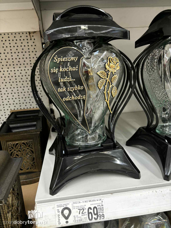 Wszystkich Świętych a popularny hipermarket. Jak z cenami?