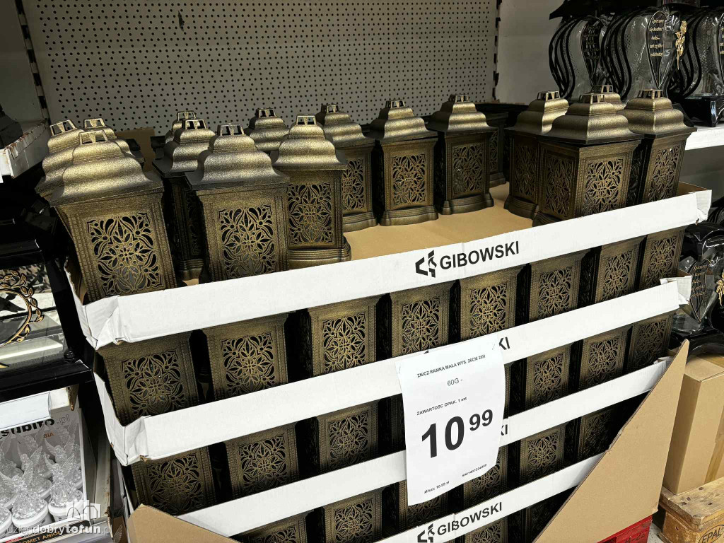 Wszystkich Świętych a popularny hipermarket. Jak z cenami?