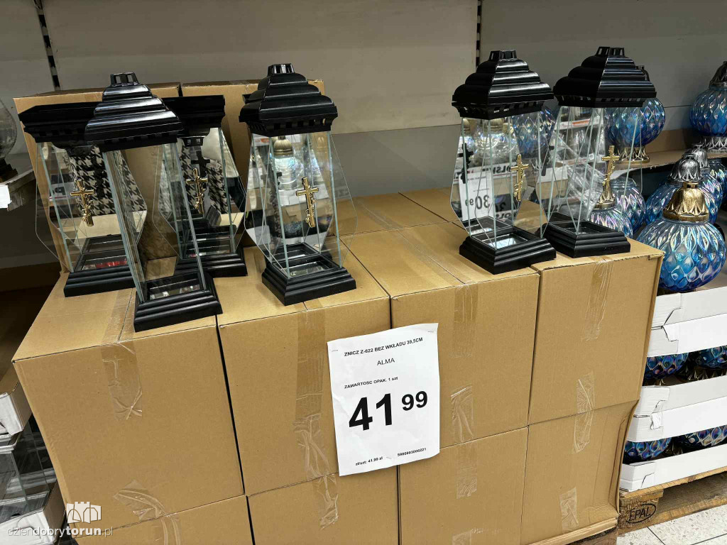 Wszystkich Świętych a popularny hipermarket. Jak z cenami?