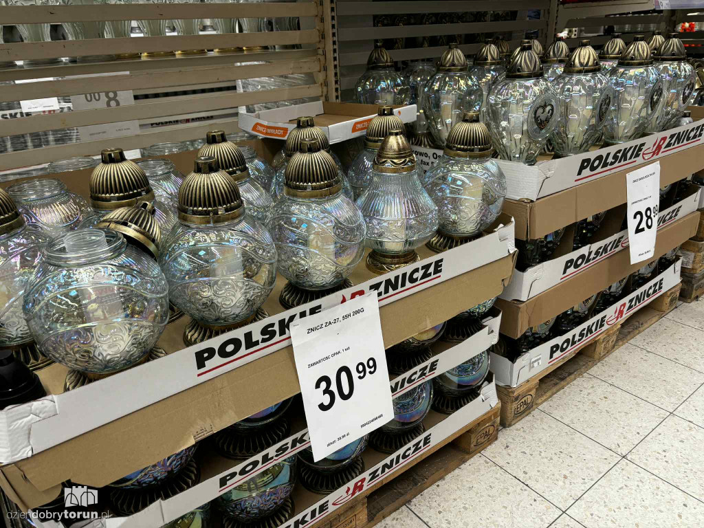 Wszystkich Świętych a popularny hipermarket. Jak z cenami?