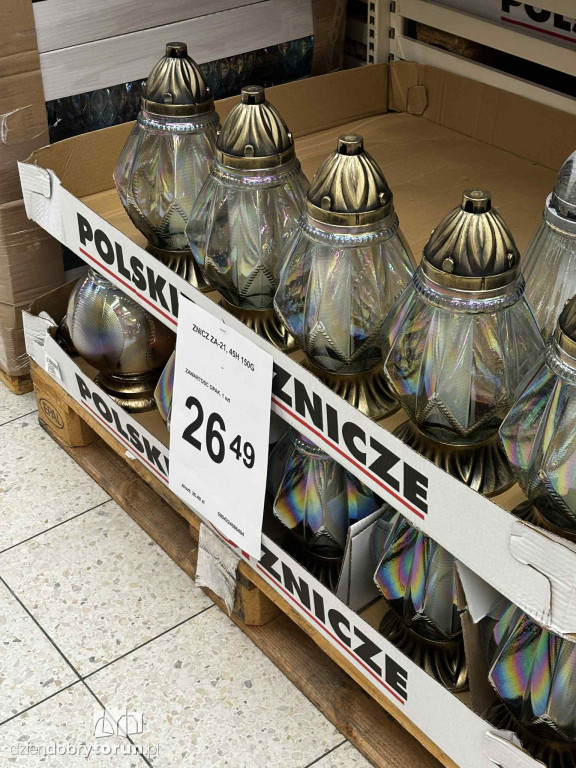 Wszystkich Świętych a popularny hipermarket. Jak z cenami?