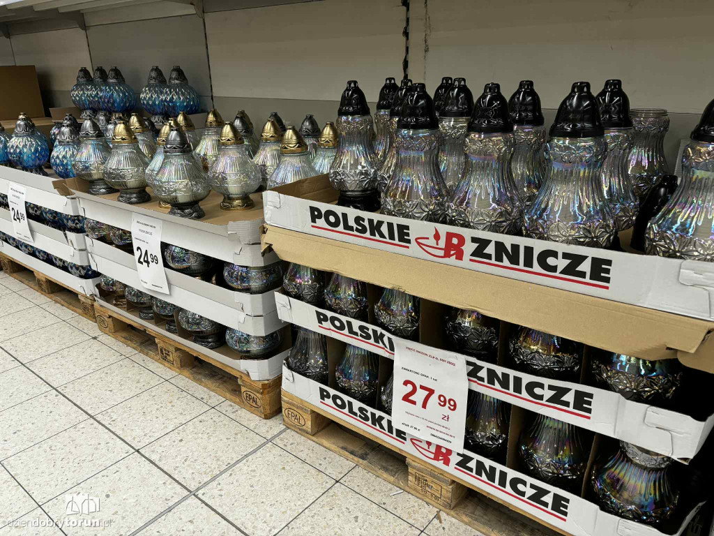 Wszystkich Świętych a popularny hipermarket. Jak z cenami?