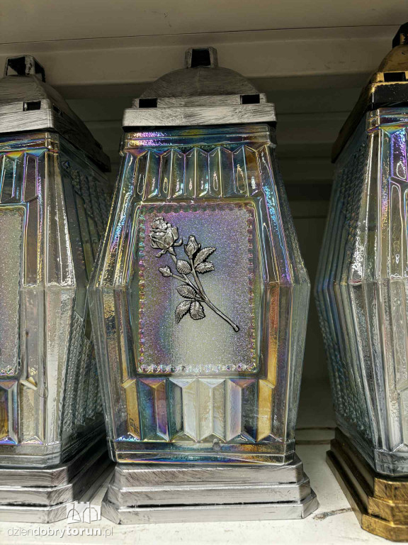 Wszystkich Świętych a popularny hipermarket. Jak z cenami?