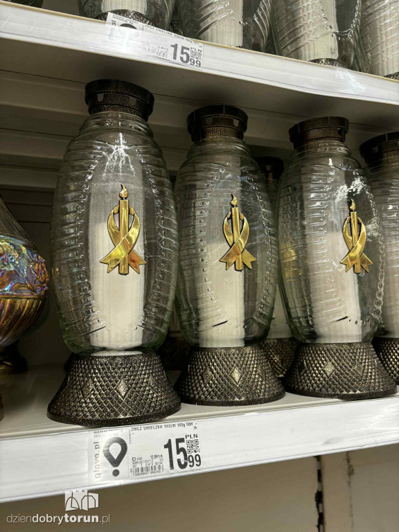 Wszystkich Świętych a popularny hipermarket. Jak z cenami?