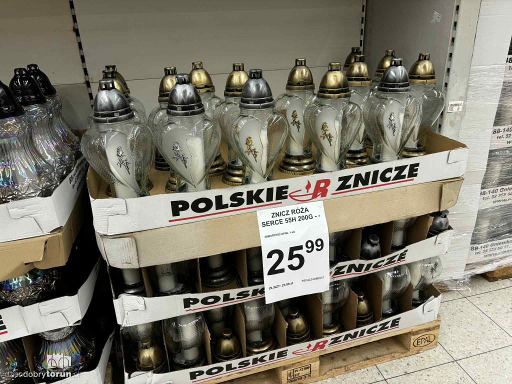 Wszystkich Świętych a popularny hipermarket. Jak z cenami?