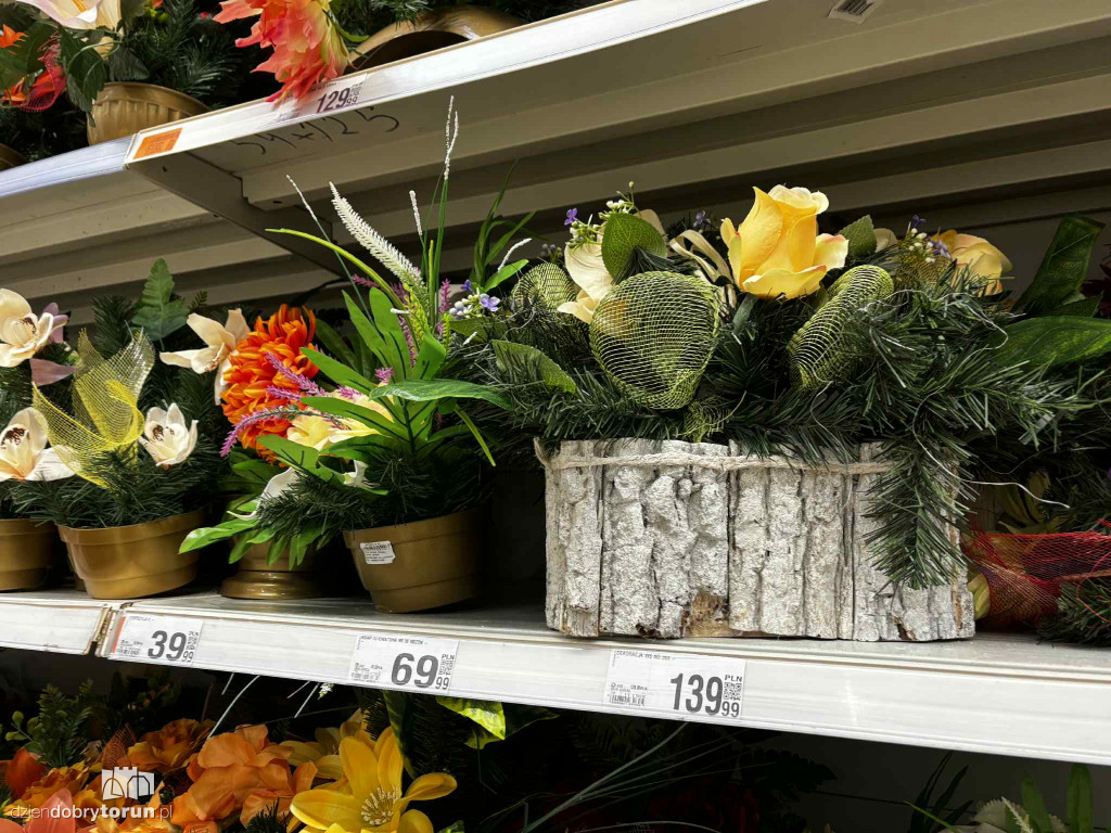 Wszystkich Świętych a popularny hipermarket. Jak z cenami?