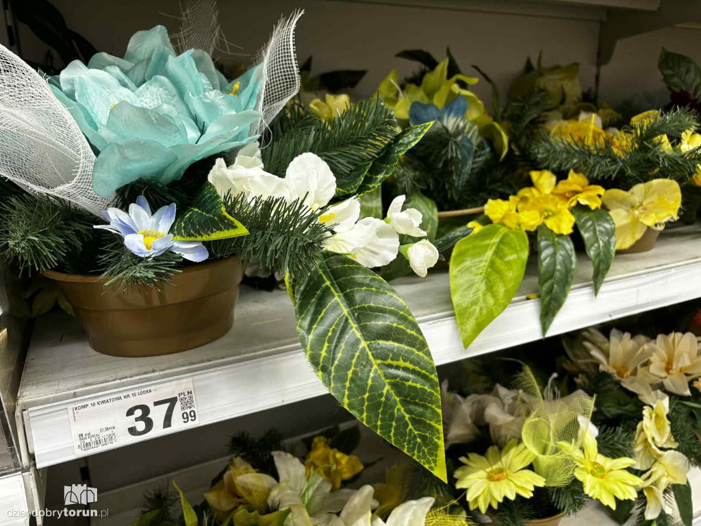 Wszystkich Świętych a popularny hipermarket. Jak z cenami?