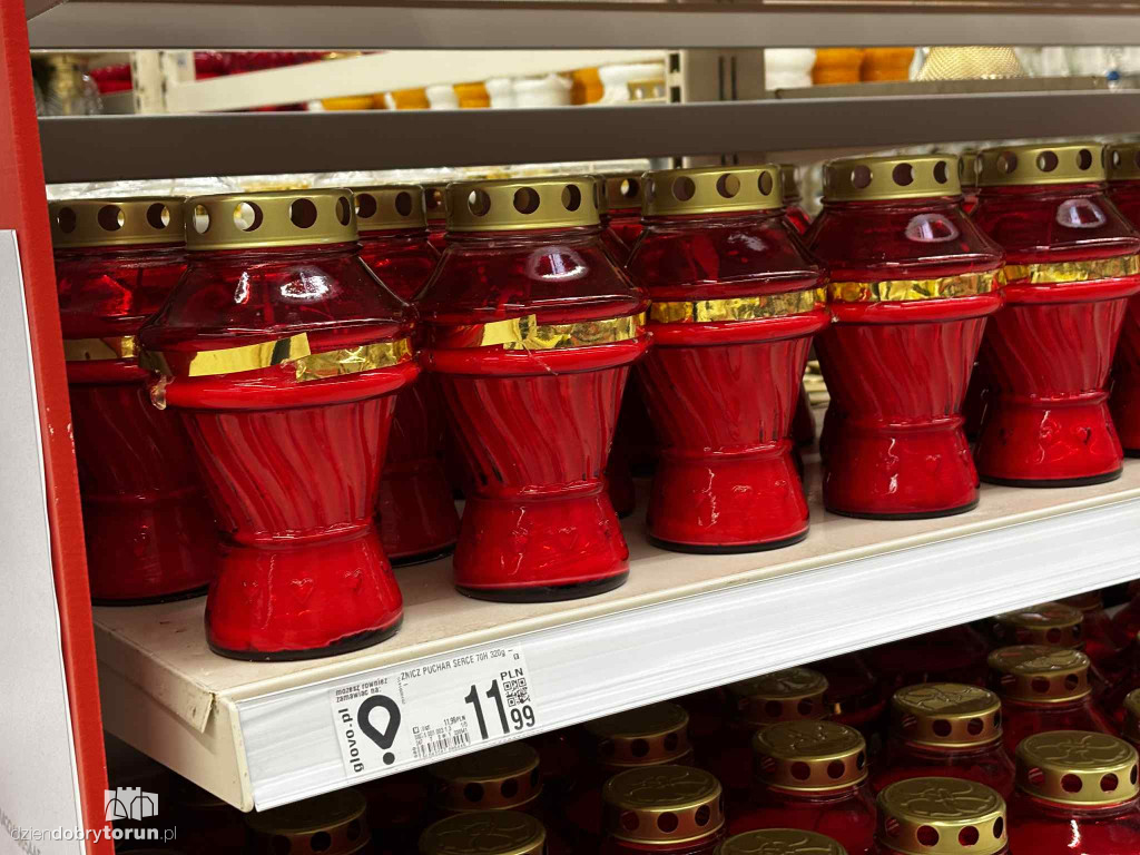 Wszystkich Świętych a popularny hipermarket. Jak z cenami?