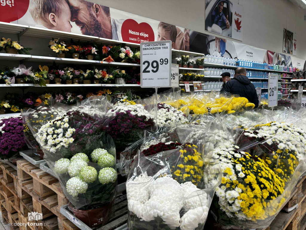 Wszystkich Świętych a popularny hipermarket. Jak z cenami?