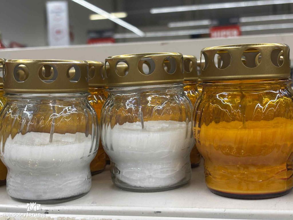 Wszystkich Świętych a popularny hipermarket. Jak z cenami?