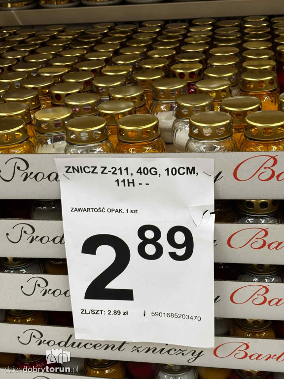 Wszystkich Świętych a popularny hipermarket. Jak z cenami?