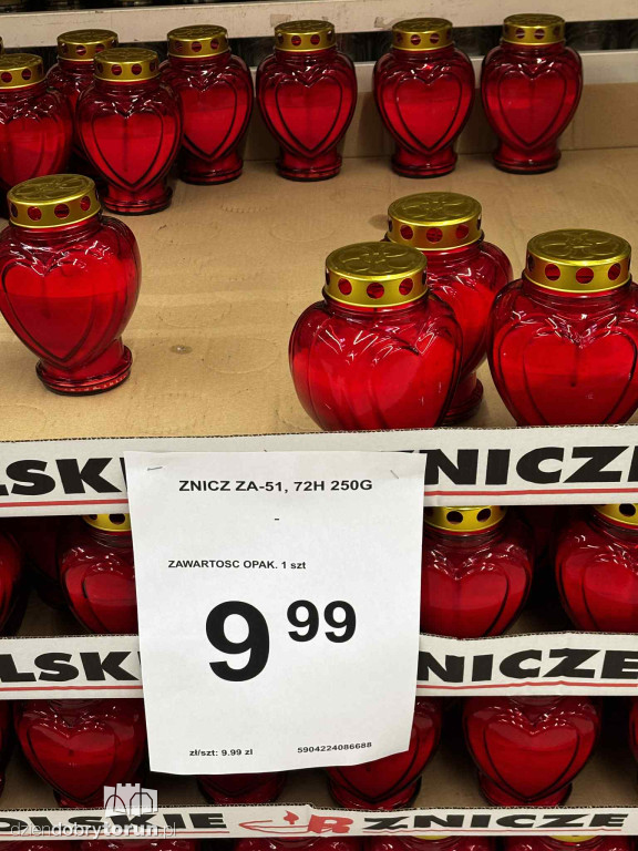 Wszystkich Świętych a popularny hipermarket. Jak z cenami?