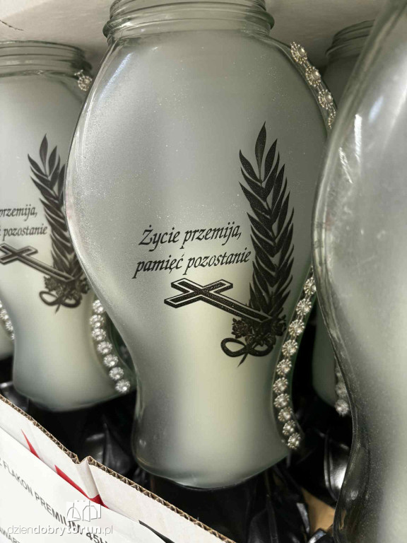 Wszystkich Świętych a popularny hipermarket. Jak z cenami?