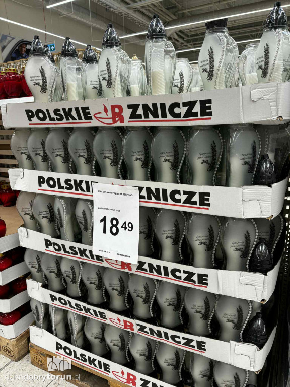 Wszystkich Świętych a popularny hipermarket. Jak z cenami?